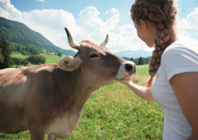 Glückliches Mädchen mit Allgäuer Kuh - Alpenwellness © Allgäu GmbH