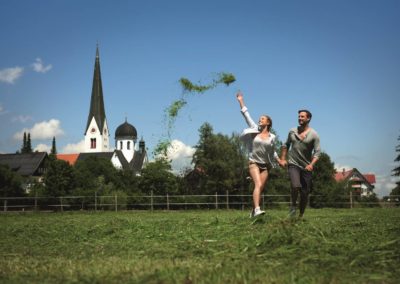 Heuwerfen im Allgäu - Alpenwellness © Allgäu GmbH