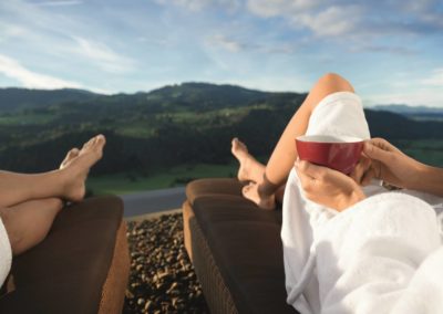 Paar entspannt sich mit Bergblick im Allgäu - Alpenwellness © Allgäu GmbH © Allgäu GmbH